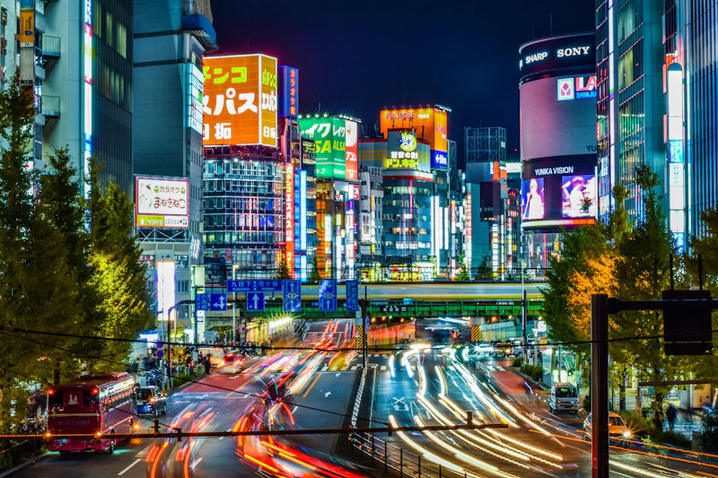 新宿区でバーをサードプレイスにする——東京の夜の縮図が生む、カオスから静寂まで