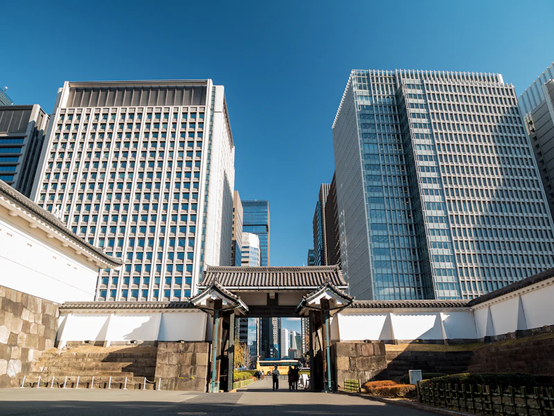 千代田区でホテルラウンジをサードプレイスにする——皇居と官庁街に隣接する「国家機能の格式」という居場所